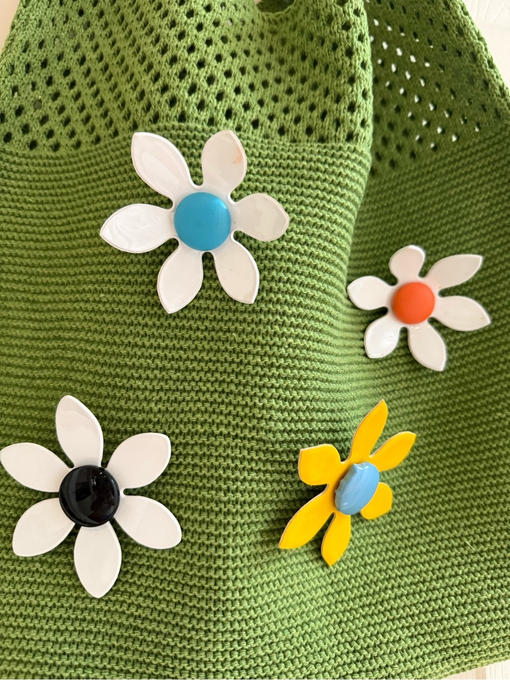🌸 60s Mod Style Green Crochet Tote Bag with Flower Pins 🌸
